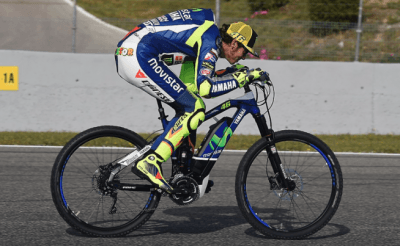 VALENTINO ROSSI EN PADDOCK _opt 2